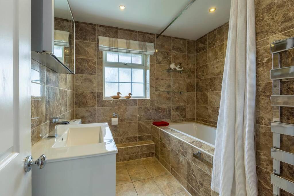 A Cheerful Three Bedroom House In Leafy Lytham Lytham St Annes Zewnętrze zdjęcie